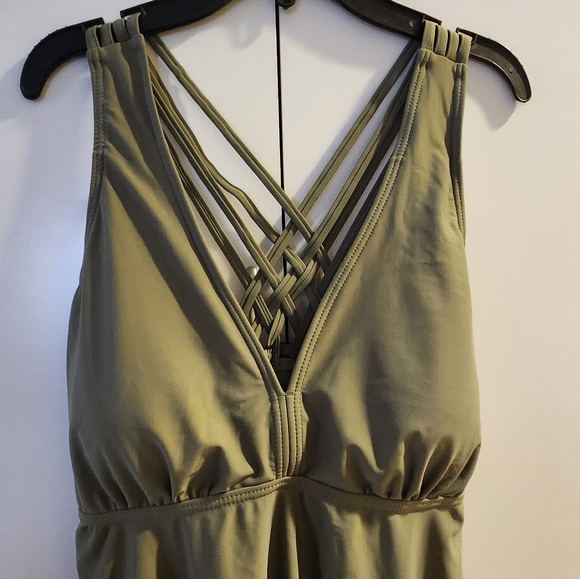 NWT- Aqua Eve Green Tummy Control bathing suit top. Size 12W.. $12 - Picture 5 of 13